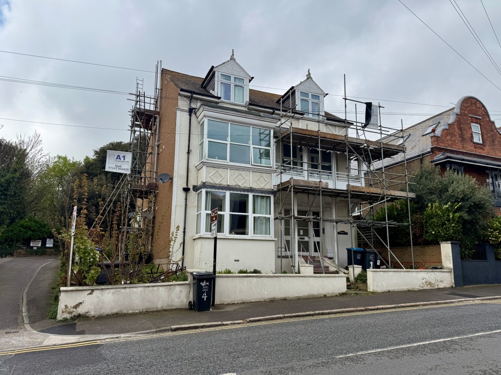 Lot: 1 - WELL PRESENTED TWO-BEDROOM FLAT WITH GARDEN AND PARKING - Front of property